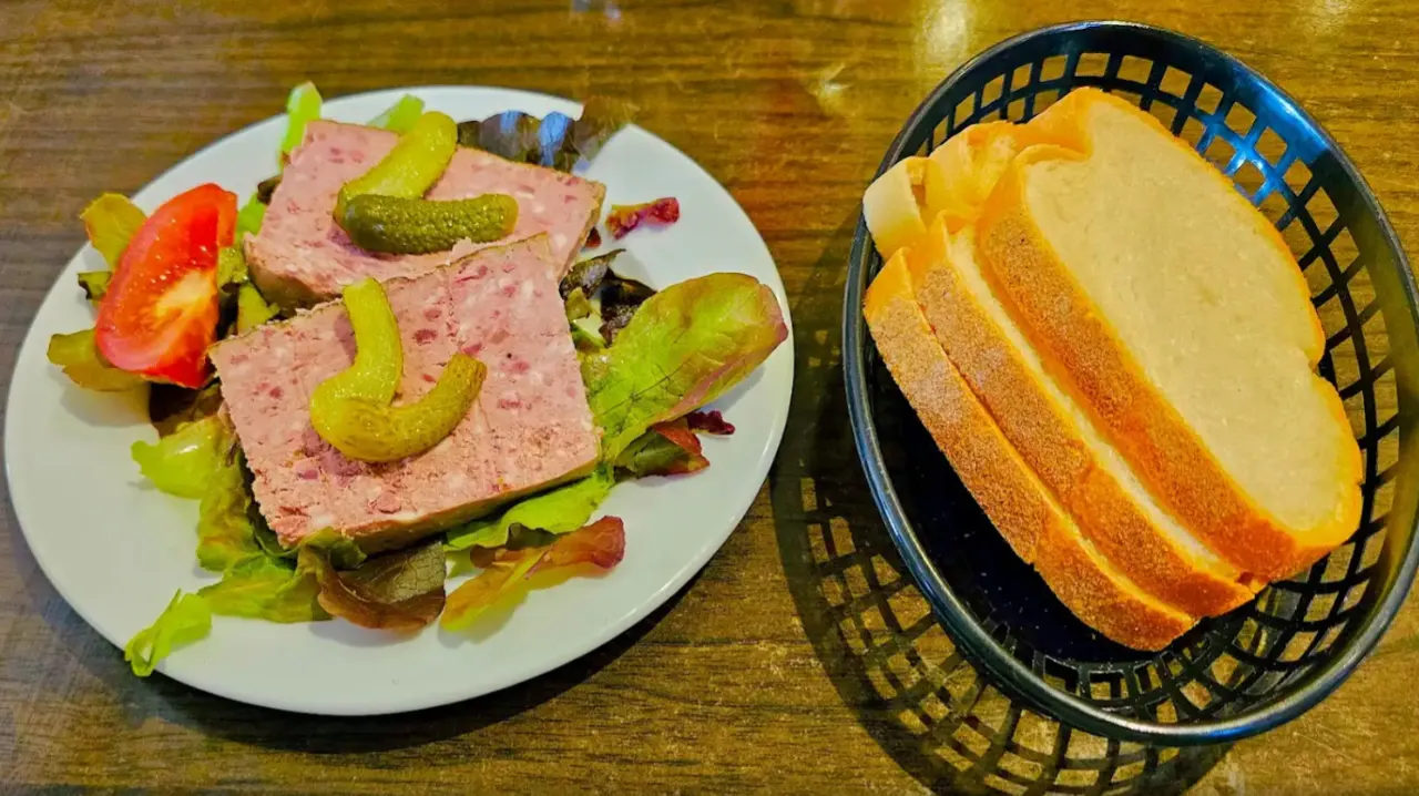 Pâté maison avec salade et pain