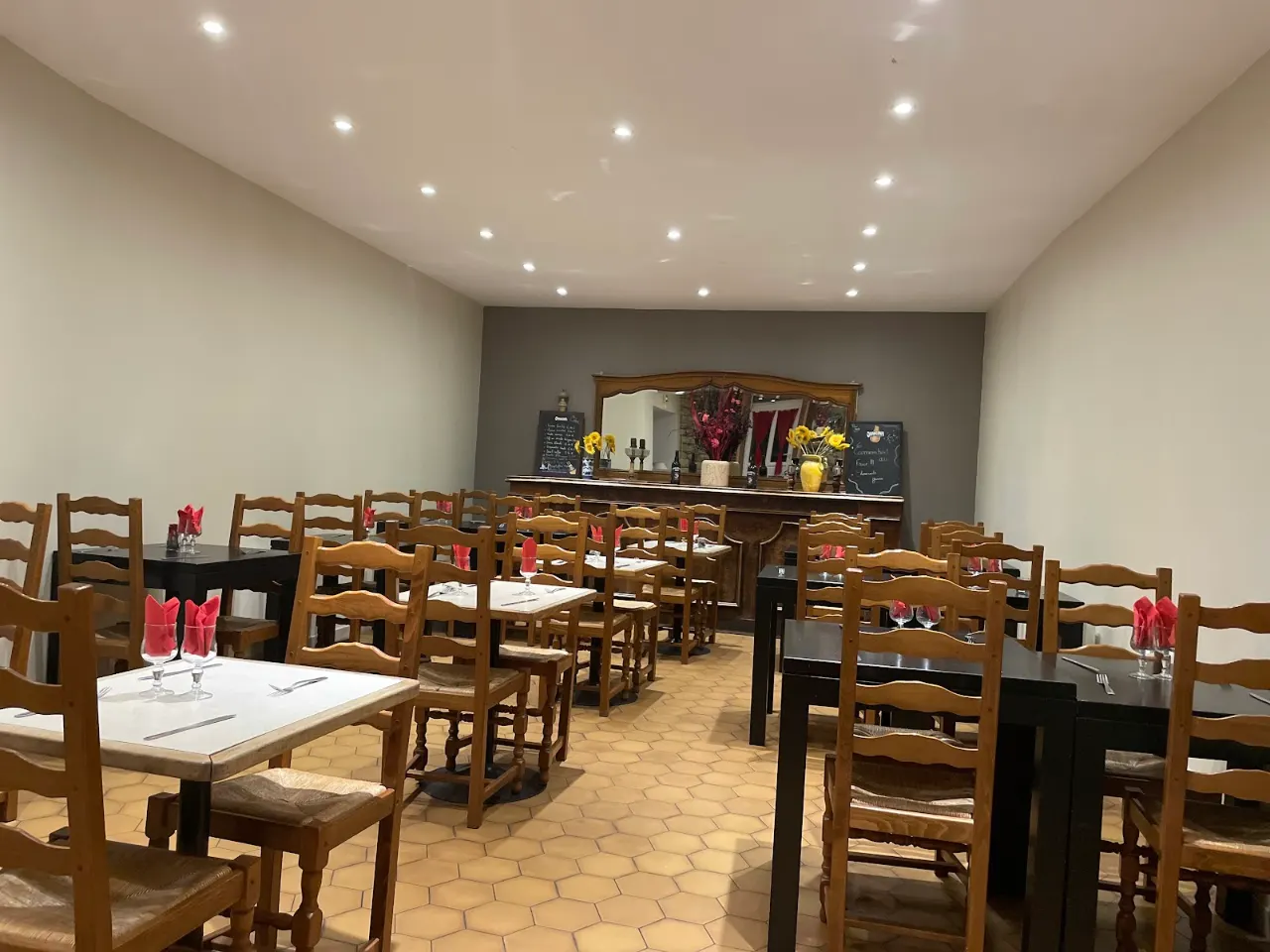 La salle du restaurant, tables dressées