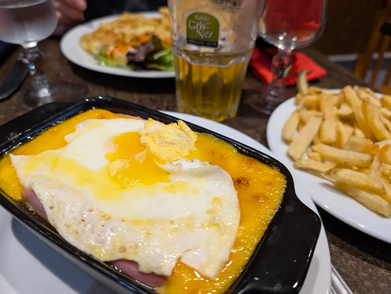Un welsh complet avec son œuf, servi avec des frites